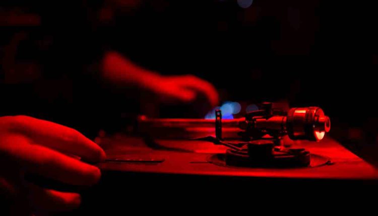 DJs abrem temporada em foz - foto Freepik