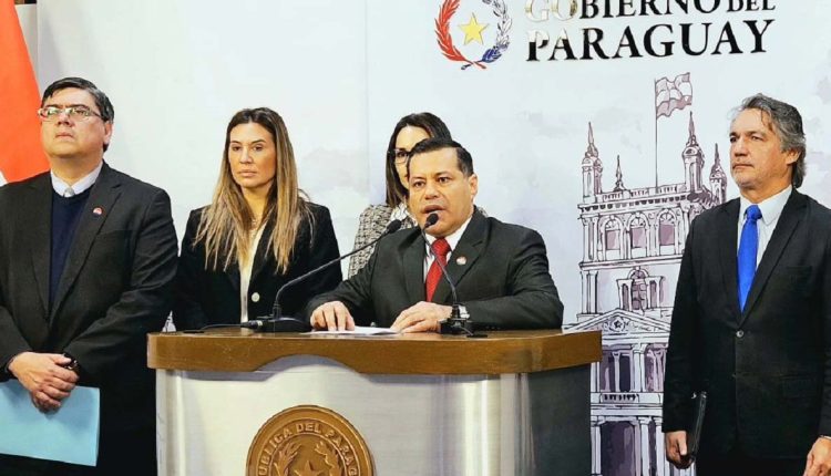 Félix Sosa, presidente da Ande, fez o anúncio da licitação acompanhado por membros do gabinete de Santiago Peña. Foto: Gentileza/Ande