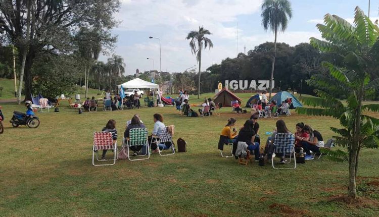 Ocupação acontece no gramado central da rotatória. Foto: Gentileza/Movimiento Pedagógico de Liberación