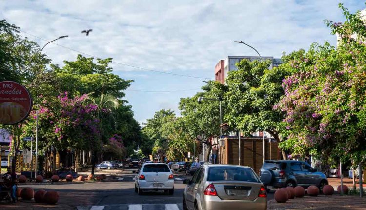 Panorama tranquilo e sem ventos na Avenida Brasil, área central de Foz do Iguaçu. Foto: Marcos Labanca/H2FOZ