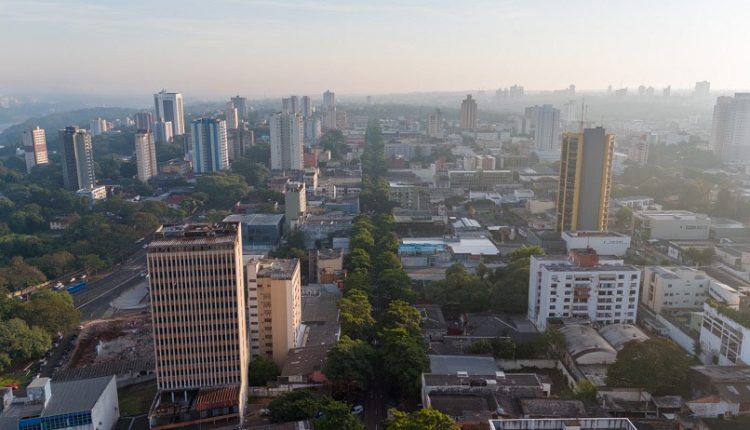 Edifício Salvatti (primeiro arranha-céu da cidade) e o corredor de árvores da Avenida Brasil. Foto: Marcos Labanca/H2FOZ