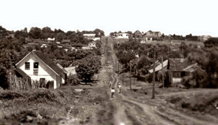 Avenida Brasil na década de 1930, olhando em direção à atual Avenida Jorge Schimmelpfeng. Foto: Acervo histórico/Fundação Cultural de Foz do Iguaçu