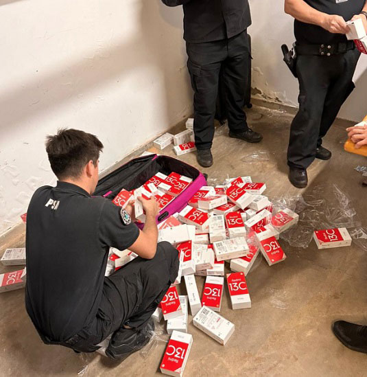 Em uma das malas, os policiais encontraram caixas de celulares da marca Redmi. Foto: Gentileza/PSA