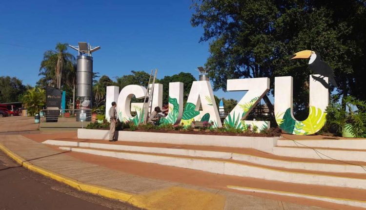 Letreiro no lado argentino do Marco das Três Fronteiras, um dos locais mais visitados de Puerto Iguazú. Foto: Gentileza/Prefeitura de Puerto Iguazú