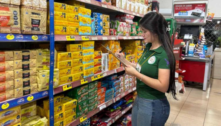 Pesquisadores da FCE fazem coleta mensal de preços nos supermercados de Ciudad del Este. Foto: Gentileza/FCE/UNE