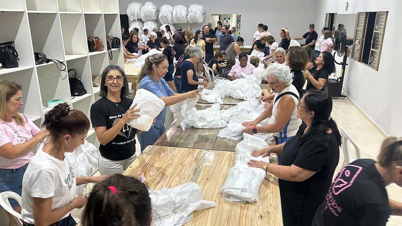 Grupo que participa do processo de confecção das fraldas. Foto: Assessoria/Casa de Fraldas Mãos de Anjos