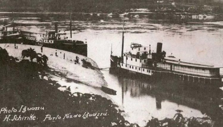 Porto de Foz do Iguaçu ficava às margens do Rio Paraná, com acesso pela atual Praça Almirante Tamandaré. Foto: Acervo Harry Schinke