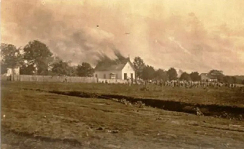 Incêndio do templo original da Igreja São João Batista, em 1925. Foto: Acervo Harry Schinke