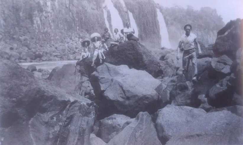 Primeiros visitantes tinham acesso a locais hoje restritos, como as pedras da barranca do Rio Iguaçu. Foto: Acervo Harry Schinke