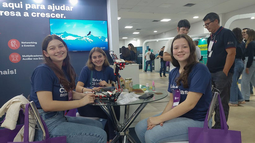 Ana Clara Santin, Gabriela Scherer e Ellen Milena Mariana, alunas do Biopark Educação. Foto: Gabriela Zempulski