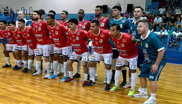 Equipe jogou de vermelho contra o São Mateus. Foto: Assessoria/Foz Futsal