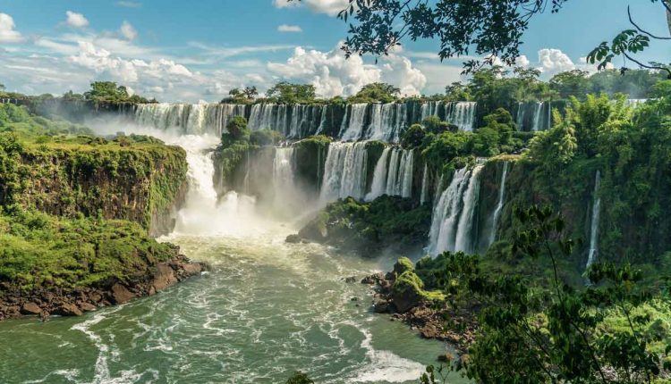 Visão do lado argentino das Cataratas do Iguaçu, tendo como referência um dos mirantes do Circuito Inferior. Foto: Gentileza/Iguazú Argentina