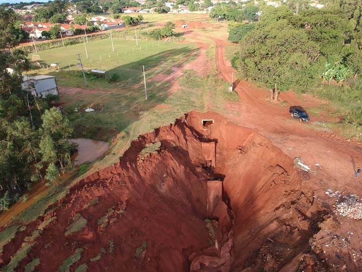 Erosão afeta os arredores de áreas utilizadas pela comunidade. Foto: Gentileza/Prefeitura de Loanda
