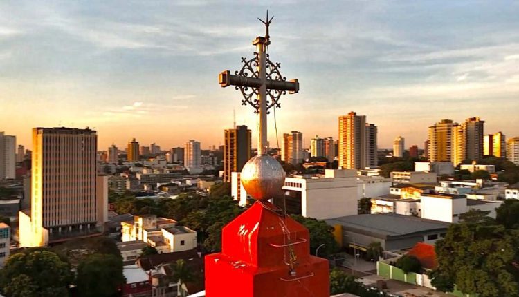 Até a década de 1970, torre da igreja foi a edificação mais alta de Foz do Iguaçu. Foto: Assessoria/Paróquia São João Batista