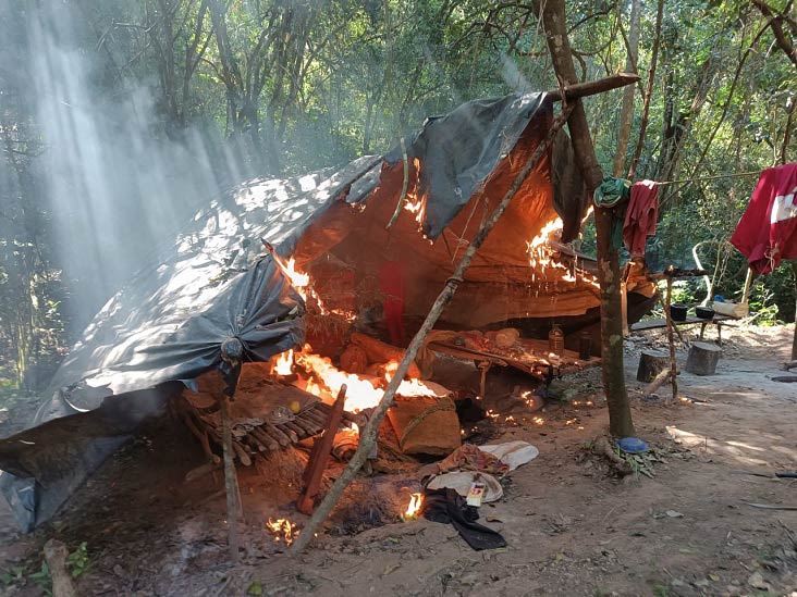 Acampamentos na mata foram incinerados pelos agentes. Foto: Gentileza/Senad