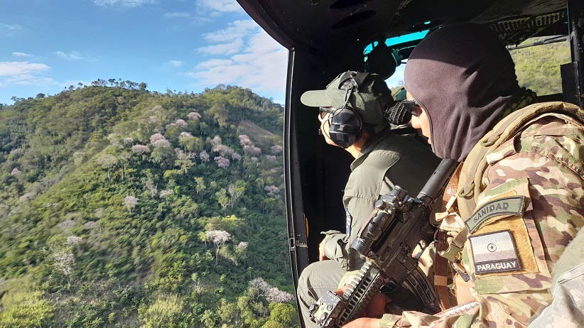 Agentes contam com o apoio de aeronaves militares para os deslocamentos às áreas de difícil acesso. Foto: Gentileza/Senad