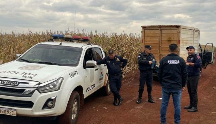 Compartimento de carga foi esvaziado pelos assaltantes, que abandonaram o caminhão em uma estrada rural. Foto: Gentileza/Polícia Nacional do Paraguai