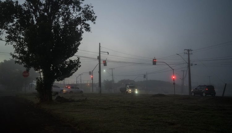 Neblina na Avenida Tarquinio Joslin dos Santos, Região Norte de Foz do Iguaçu. Foto: Marcos Labanca/H2FOZ