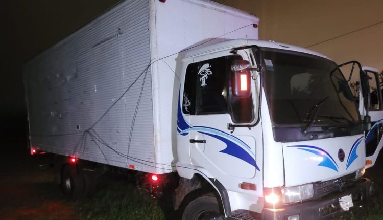 Abandonado pelos assaltantes, caminhão foi recuperado pelas autoridades policiais. Foto: Gentileza/Polícia Nacional do Paraguai