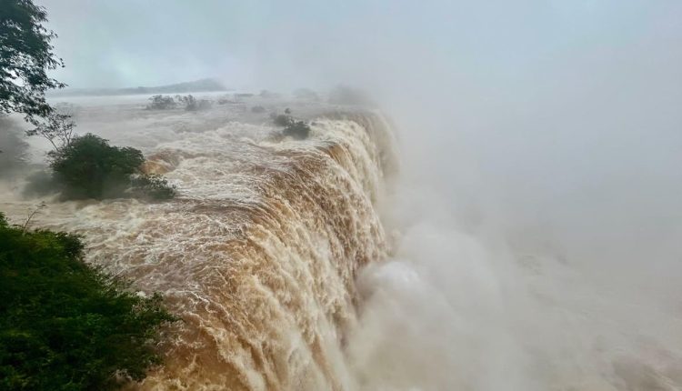 Panorama das Cataratas ao lado do mirante do elevador, lado brasileiro. Foto: Leonel Salvador/Urbia Cataratas