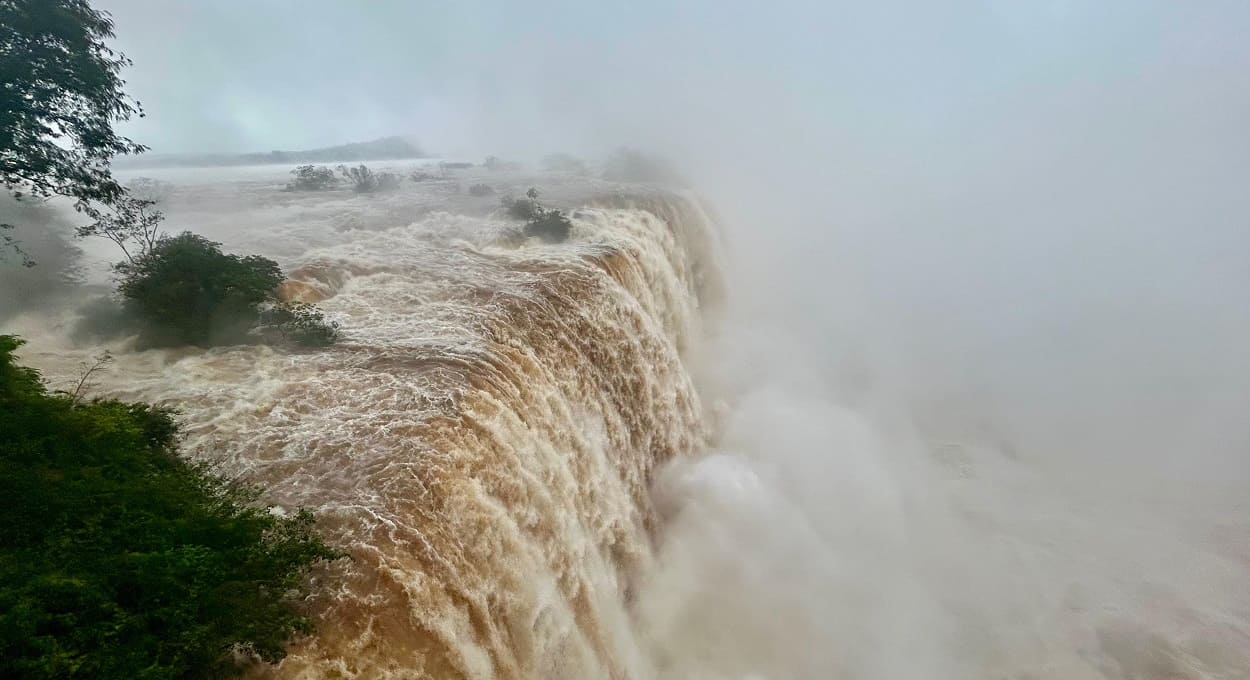 Panorama das Cataratas ao lado do mirante do elevador, lado brasileiro. Foto: Leonel Salvador/Urbia Cataratas