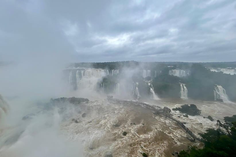 Mesmo com o aumento no volume do rio, passarela brasileira da Garganta do Diabo segue aberta. Foto: Leonel Salvador/Urbia Cataratas