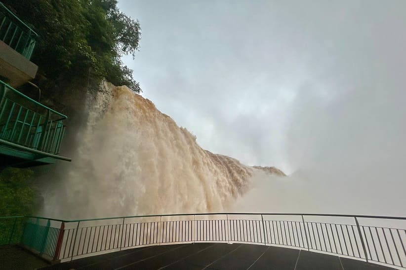 Visitante tem a possibilidade de chegar bem perto das quedas. Foto: Leonel Salvador/Urbia Cataratas