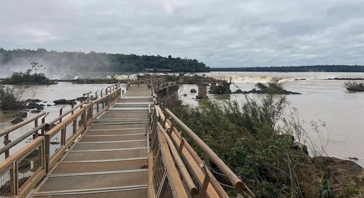 Passarela de acesso ao mirante argentino da Garganta do Diabo tem mais de um quilômetro de extensão sobre o Rio Iguaçu. Foto: Gentileza/Parque Nacional Iguazú (Arquivo)