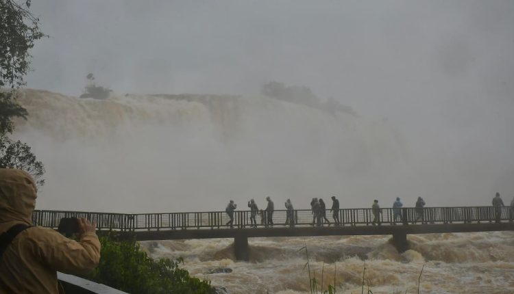 Capa de chuva é item fundamental para atravessar a passarela da Garganta do Diabo. Foto: Edison Emerson/Urbia Cataratas