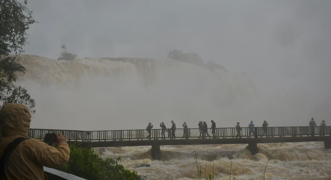 Capa de chuva é item fundamental para atravessar a passarela da Garganta do Diabo. Foto: Edison Emerson/Urbia Cataratas