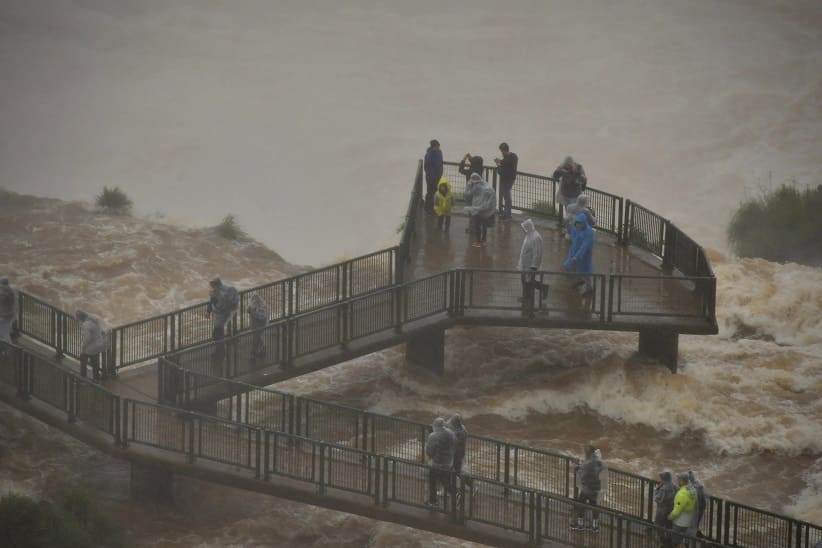 Experiência de caminhar pela trilha da Garganta do Diabo em períodos de cheia é emocionante. Foto: Edison Emerson/Urbia Cataratas