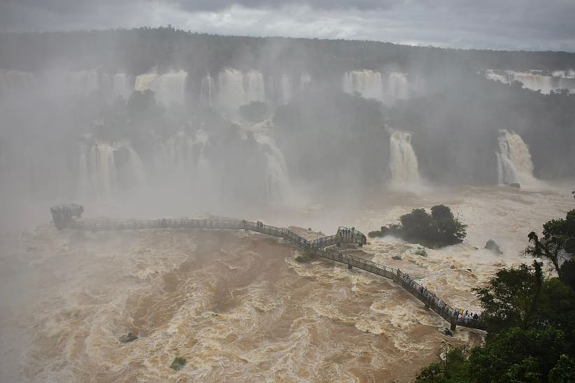 Panorama das Cataratas durante a tarde de domingo (14), com vazão similar à desta segunda (15). Foto: Edison Emerson/Urbia Cataratas