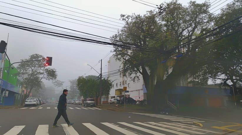 Pedestre cruza a faixa na esquina das ruas Marechal Floriano e Edmundo de Barros, no centro de Foz. Foto: Marcos Labanca/H2FOZ