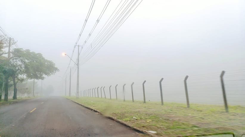 Em vários pontos da cidade, iluminação pública permaneceu ligada durante as primeiras horas do dia. Foto: Marcos Labanca/H2FOZ