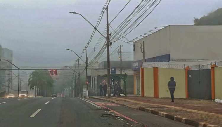 Névoa na Avenida Jorge Schimmelpfeng, olhando em direção ao Boicy. Foto: Marcos Labanca/H2FOZ