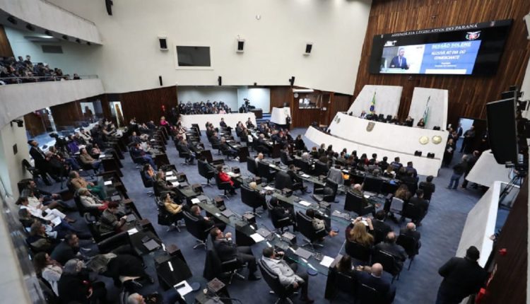 Deputados e lideranças empresariais prestigiaram o evento. Foto: Valdir Amaral/ALEP