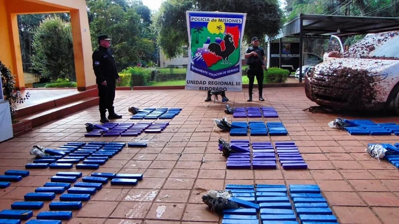 Veículo e droga foram levados à sede policial local em Eldorado. Foto: Gentileza/Polícia de Misiones