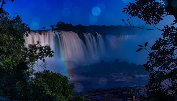 Número de vagas para o passeio noturno nas Cataratas é limitado. Foto: Divulgação/Urbia Cataratas