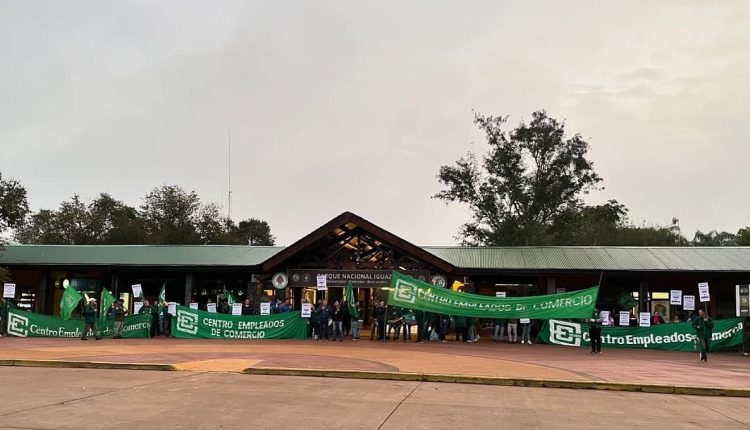 Ato teve início ainda na quarta-feira (17), no Centro de Visitantes da Área Cataratas. Foto: Gentileza/Centro de Empregados do Comércio de Puerto Iguazú