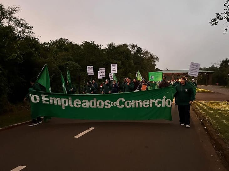 Nesta quinta-feira (18), tráfego de veículos no acesso ao Parque Nacional Iguazú foi interrompido durante a manhã. Foto: Gentileza/Centro de Empregados do Comércio de Puerto Iguazú