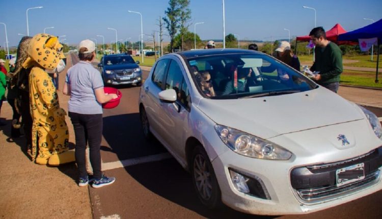 Motoristas recebem materiais informativos e um adesivo para sinalizar a adesão à campanha. Foto: Gentileza/Ministério da Ecologia de Misiones