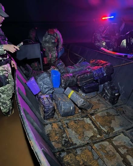 Material foi levado de lancha até o Destacamento Naval. Foto: Gentileza/Marinha do Paraguai