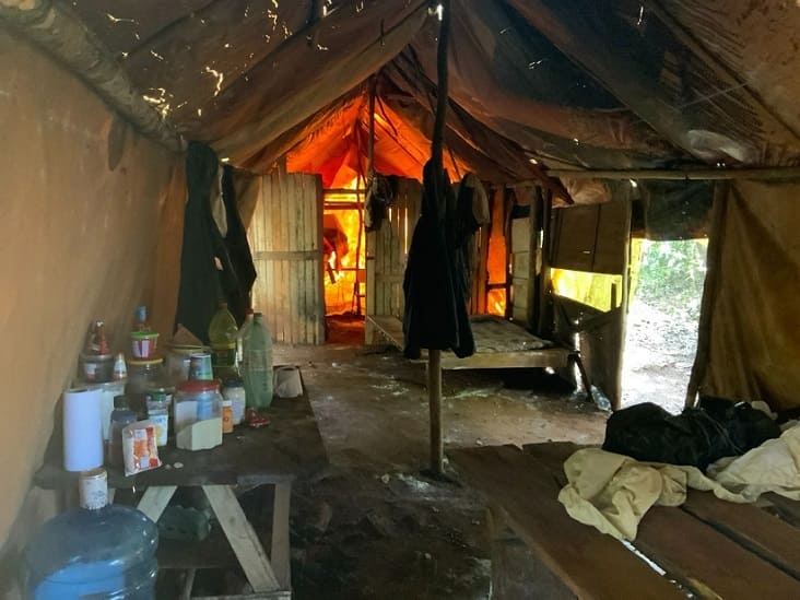 Estruturas clandestinas na faixa de proteção, como acampamentos, foram desmanteladas pelas equipes. Foto: Nelson Schnorr/Itaipu Binacional