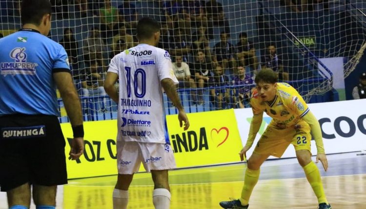 Gol da virada saiu após linda jogada de Thiaguinho. Foto: Abel da Banca/Foz Cataratas