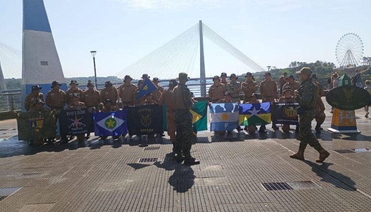 Momento de confraternização no lado argentino do Marco das Três Fronteiras, com a Ponte da Integração ao fundo. Foto: Gentileza/Polícia de Misiones