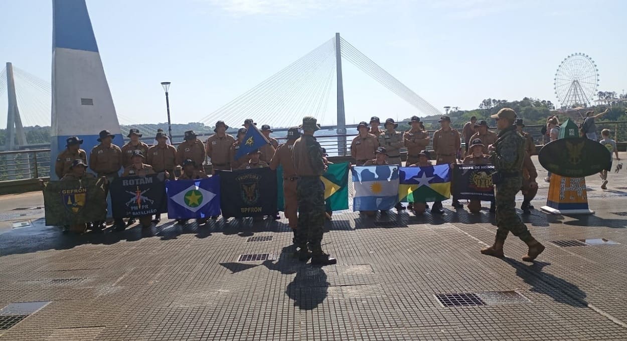 Momento de confraternização no lado argentino do Marco das Três Fronteiras, com a Ponte da Integração ao fundo. Foto: Gentileza/Polícia de Misiones