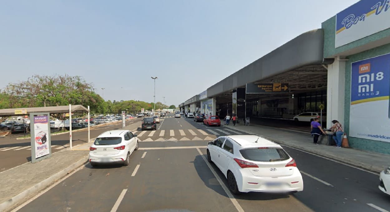 Circulação de véiculos no acesso ao Aeroporto Internacional de Foz do Iguaçu. Imagem: Google Street View (arquivo)