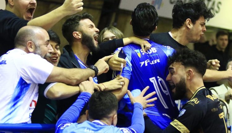 Interação entre time e torcida é uma das marcas dos jogos no Caldeirão Azul. Foto: Abel da Banca/Foz Cataratas Futsal