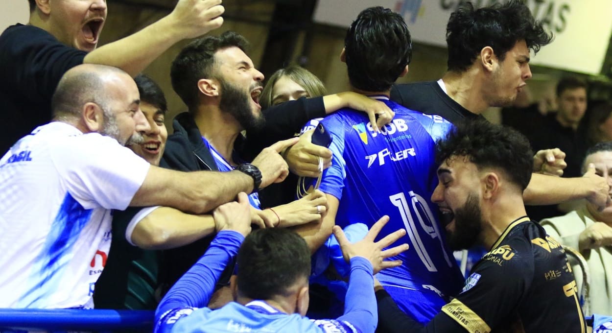 Interação entre time e torcida é uma das marcas dos jogos no Caldeirão Azul. Foto: Abel da Banca/Foz Cataratas Futsal