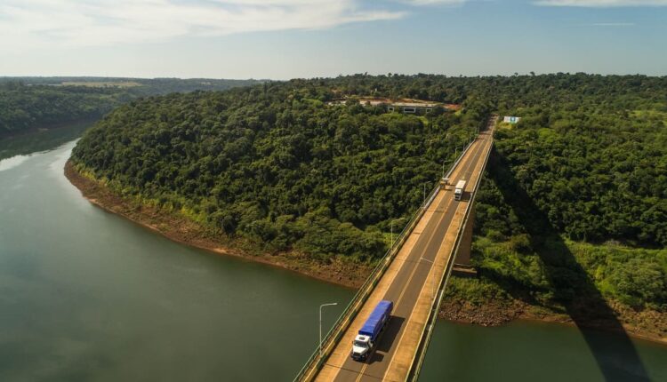 Vista aérea da Ponte Tancredo Neves no período em que apenas a circulação de caminhões foi permitida, entre 2020 e 2021. Foto: Marcos Labanca/H2FOZ (arquivo)